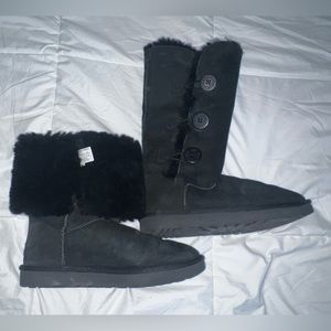 UGG - 3 BUTTON IN BLACK